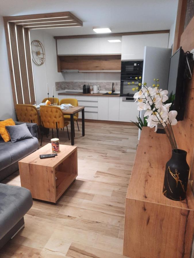 Apartman Lux-Besplatno Koriscenje Zasebne Garaze Сремска-Митровица Экстерьер фото